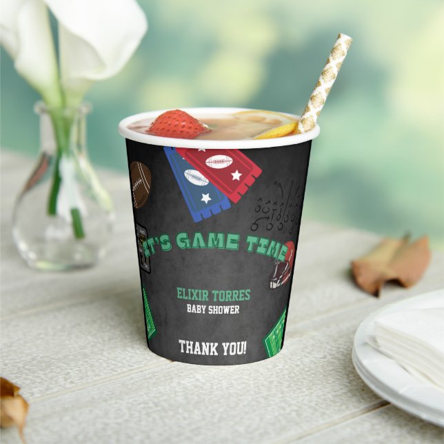 Chalkboard Es ist Game Time Football Baby Shower Pappbecher (In Situ)