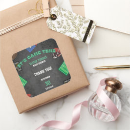 Chalkboard Es ist Game Time Football Baby Shower Quadratischer Aufkleber