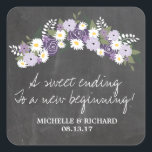 Chalkboard Floral Wreath Wedding Quadratischer Aufkleber<br><div class="desc">Trendy Chalkboard / Blackboard Hochzeit Speichern Sie die Date Announcement mit einem floralen Spray von Frühjahr / Sommer Blume. Ein rustikales Spray von Blume in den Farben Licht und Dunkle Purples mit den Wildblumen der Weißen Milch. Dieser Aufkleber wird für Ihre Hochzeitscreme als Buffet für Gaumenkästen, Taschen, Reisegoodies-Taschen und vieles...</div>