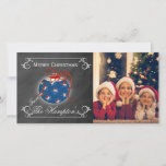 Chalkboard Foto Patriotische Weihnachten Personali<br><div class="desc">Dieses patriotische Chalkboard-Design hat ein Ornament in der Mitte mit Sternen gefüllt mit rot,  weiß und blau.  Das Band ist in Rot und die Wirbel unten.  Die Kanten haben Wirbel mit Bereichen,  um Ihre Weihnachtsbotschaft zu personalisieren.</div>