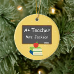 Chalkboard für den personalisierten besten Lehrer Keramik Ornament<br><div class="desc">Lass deinem Lehrer,  wie sehr du sie mit diesem personalisierten Weihnachtsschmuck schätzen würdest. Klicken Sie auf den "IT KENNEN"-Button,  um Stil,  Farbe,  Größe und Position des Schriftartes zu ändern.</div>