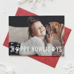 Chalkboard Happy Howlidays Typografie Pet Holiday Feiertagskarte<br><div class="desc">Mit dieser modernen,  spielerischen und festlichen Haustierkarte können Sie Ihre Haustiere auf Ihren Urlaubskarten genießen. Es zeichnet sich durch eine moderne,  weiße Typografie mit Hundepfeifen-Akzent mit Imitat-Kalkboard-Hintergrund aus. Andere Farben und ähnliche Gegenstände sind verfügbar.</div>