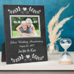 Chalkboard Herz Silver Jubiläum Keepake Fotoplatte<br><div class="desc">Chalkboard-Bilder sind beliebt, und diese ist besonders elegant. Ihr Foto (Schwarz/Weiß oder Farbe) ist silber gerahmt mit Ihrem eigenen Text und einem hübschen Chalkboard Herz wirbeln Emblem auf der Oberseite und unten. Das ist ein wunderbares, personalisiertes Geschenk zum Silber Jubiläum.*Dank an Lilian Ella Boudy Design für den Einsatz von Clip...</div>