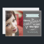 Chalkboard Holiday Flat Card Blue Christmas Scroll Feiertagskarte<br><div class="desc">Chalkboard Holiday Karten mit blauem Weihnachtsbanner und individuellem Foto auf grauem Hintergrund. 12x18 Holiday Flachkarten mit Fotovorlage und weißem Text "Frohe Weihnachten und ein glückliches neues Jahr". Das typografische Design wird auf einem Hintergrund im Chalkboard-Stil gedruckt. Weiße, heilige Blätter, Beeren, Rollen und ein Fahnen schmücken diese weiße, blaue und graue...</div>