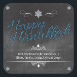 Chalkboard-Imitate BlueGlitter Hanukkah Quadratischer Aufkleber<br><div class="desc">Ein Chalkboard-Hintergrund zeigt die Worte "Happy Hanukkah", die in einem blauen Imitat Glitzer-Effekt gerendert werden. Ein silberner glänzender Star von David punktiert die Spitze des Designs. Dreidels werden als Akzente und kurvige Ornamente hinzugefügt, um Ihre besondere Botschaft zu gestalten. Perfekt, um Ihre Hanukah Feier zu einem, das glänzt! Verwenden Sie...</div>