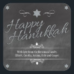 Chalkboard-Imitate Silver Glitzer Hanukkah Quadratischer Aufkleber<br><div class="desc">Ein Chalkboard-Hintergrund zeigt die Worte "Happy Hanukkah", die in einem silbernen Imitat Glitzer-Effekt dargestellt werden. Ein silberner glänzender Star von David punktiert die Spitze des Designs. Dreidels werden als Akzente und kurvige Ornamente hinzugefügt, um Ihre besondere Botschaft zu gestalten. Perfekt, um Ihre Hanukah Feier zu einem, das glänzt! Verwenden Sie...</div>