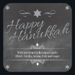 Chalkboard-Imitate Silver Glitzer Hanukkah Quadratischer Aufkleber<br><div class="desc">Ein Chalkboard-Hintergrund zeigt die Worte "Happy Hanukkah", die in einem silbernen Imitat Glitzer-Effekt dargestellt werden. Ein silberner glänzender Star von David punktiert die Spitze des Designs. Dreidels werden als Akzente und kurvige Ornamente hinzugefügt, um Ihre besondere Botschaft zu gestalten. Perfekt, um Ihre Hanukah Feier zu einem, das glänzt! Verwenden Sie...</div>