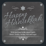 Chalkboard-Imitate Silver Glitzer Hanukkah Quadratischer Aufkleber<br><div class="desc">Ein Chalkboard-Hintergrund zeigt die Worte "Happy Hanukkah", die in einem silbernen Imitat Glitzer-Effekt dargestellt werden. Ein silberner glänzender Star von David punktiert die Spitze des Designs. Dreidels werden als Akzente und kurvige Ornamente hinzugefügt, um Ihre besondere Botschaft zu gestalten. Perfekt, um Ihre Hanukah Feier zu einem, das glänzt! Verwenden Sie...</div>