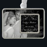 Chalkboard Jubiläum Hochzeit Sweetheart Fotos Rahmen-Ornament Silber<br><div class="desc">Personalisiert mit Ihrem Foto und Hochzeitstag Chalkboard Jahrestag Hochzeit Sweetheart Fotos</div>