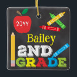 Chalkboard Keepake der zweiten Klasse Farbige Kind Keramikornament<br><div class="desc">Das 2. Grade Ornament Design ist mit einem Apfel, einem Herrscher, Stiften und kühnen, bunten lustigen Typografie ausgestattet! Klicken Sie auf die Schaltfläche Anpassen für mehr opti2ndr Änderung des Textes! Variationen dieses Designs, zusätzliche Farben sowie koordinierende Produkte sind in unserem Shop, zazzle.com/store/doodlelulu verfügbar. Kontaktieren Sie uns, wenn Sie dieses Design...</div>