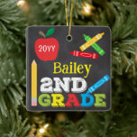 Chalkboard "Keepake" der zweiten Klasse Foto für f Keramikornament<br><div class="desc">Das 2nd Grade Foto-Dekor ist mit einem Apfel, einem Lineal, Stiften und kühnen, bunten, lustigen Typografie ausgestattet! Klicken Sie auf die Schaltfläche Anpassen für mehr opti2ndr Änderung des Textes! Variationen dieses Designs, zusätzliche Farben sowie koordinierende Produkte sind in unserem Shop, zazzle.com/store/doodlelulu verfügbar. Kontaktieren Sie uns, wenn Sie dieses Design für...</div>