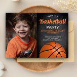 Chalkboard Kids Basketball Geburtstagsparty Foto Einladung<br><div class="desc">Die coole Basketball-Geburtstagsfeier mit Basketball und moderner Typografie vor dem Hintergrund eines Tafelbergs lädt zum Verweilen ein. Fügen Sie einfach Ihre Veranstaltungsdetails zu dieser benutzerfreundlichen Vorlage hinzu und schmücken Sie diese Karte mit dem bevorzugten Foto Ihres Kindes, um sie zu einer einmaligen Einladung zu machen. Dreh die Karte auf, um...</div>