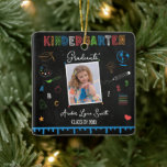 Chalkboard Kindergarten Abschluss Ornament<br><div class="desc">Feiern Sie den Meilenstein Ihres Kindes mit unserem personalisierten Chalkboard Kindergarten Abschluss Ornament. Dieses charmante Ornament besticht durch ein reizvolles Chalkboard-Design, das perfekt zum Gedenken an ihre besondere Leistung geeignet ist. Es ist mit dem Namen und dem Abschluss Ihres Kindes individuell abgestimmt und fügt Ihrer Feriendekoration eine persönliche Touch hinzu....</div>