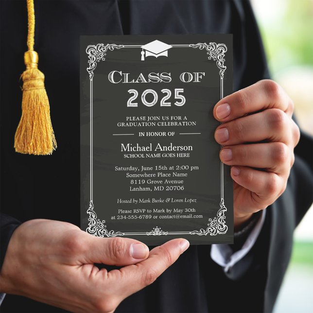 Chalkboard-Klasse des Abschlusses Grad Cap 2025 Einladung (Von Creator hochgeladen)
