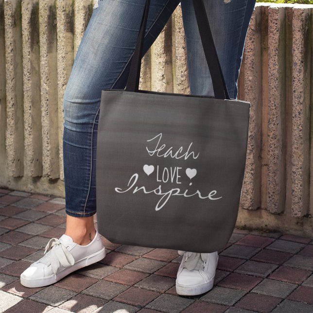 Chalkboard-Lehrer Inspiration-Quote-Typografie (Teach Love Inspire inspirational teacher tote bag with motivational quote and heart icons.)