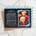 Chalkboard Letting Holiday Foto Card Feiertagskarte<br><div class="desc">Günstige, individuell bedruckte Urlaubskarten mit einfachen Vorlagen für die Anpassung. Dieses lustige Design zeichnet sich durch niedliche handgeschriebene Stil-Typografie auf einem Imitat-Chalkboard-Hintergrund mit aqua gestreiftem Waschbänder um Ihr Foto. Der Text lautet "Hoffe, dass die Ferien dir viele Gründe zum Lächeln bringen". Personalisieren Sie es mit Ihren Fotos, Familiennamen, dem Jahr...</div>