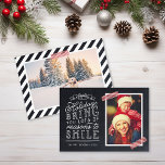 Chalkboard Letting Holiday Foto Card Feiertagskarte<br><div class="desc">Günstige, individuell bedruckte Urlaubskarten mit einfachen Vorlagen für die Anpassung. Dieses lustige Design zeichnet sich durch niedliche handgeschriebene Schreibweise auf einem Imitat-Chalkboard-Hintergrund mit rot gestreiften Waschbändern um Ihr Foto aus. Der Text lautet "Hoffe, dass die Ferien dir viele Gründe zum Lächeln bringen". Personalisieren Sie es mit Ihren Fotos, Familiennamen, dem...</div>
