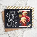 Chalkboard Letting Holiday Foto Card Feiertagskarte<br><div class="desc">Günstige, individuell bedruckte Urlaubskarten mit einfachen Vorlagen für die Anpassung. Dieses lustige Design zeichnet sich durch niedliche handgeschriebene Schreibweise auf einem Imitat-Chalkboard-Hintergrund mit goldgestreiftem Waschband um Ihr Foto aus. Der Text lautet "Hoffe, dass die Ferien dir viele Gründe zum Lächeln bringen". Personalisieren Sie es mit Ihren Fotos, Familiennamen, dem Jahr...</div>