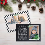 Chalkboard Letting Holiday Foto Card Feiertagskarte<br><div class="desc">Günstige, individuell bedruckte Urlaubskarten mit einfachen Vorlagen für die Anpassung. Dieses lustige Design zeichnet sich durch niedliche handgeschriebene Schriftart auf einem Imitat-Chalkboard-Hintergrund mit grün gestreiften Waschbändern um Ihr Foto aus. Der Text lautet "Hoffe, dass die Ferien dir viele Gründe zum Lächeln bringen". Personalisieren Sie es mit Ihren Fotos, Familiennamen, dem...</div>