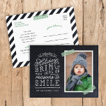 Chalkboard Letting Holiday Foto Card Feiertagspostkarte<br><div class="desc">Günstige, maßgeschneiderte Foto-Postkarten mit einfachen Vorlagen für die Anpassung. Dieses lustige Design zeichnet sich durch niedliche handgeschriebene Schriftart auf einem Imitat-Chalkboard-Hintergrund mit grün gestreiften Waschbändern um Ihr Foto aus. Der Text lautet "Hoffe, dass die Ferien dir viele Gründe zum Lächeln bringen". Personalisieren Sie es mit Ihren Fotos, Familiennamen, dem Jahr...</div>