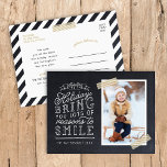 Chalkboard Letting Holiday Foto Card Feiertagspostkarte<br><div class="desc">Günstige, maßgeschneiderte Foto-Postkarten mit einfachen Vorlagen für die Anpassung. Dieses lustige Design zeichnet sich durch niedliche handgeschriebene Schreibweise auf einem Imitat-Chalkboard-Hintergrund mit goldgestreiftem Waschband um Ihr Foto aus. Der Text lautet "Hoffe, dass die Ferien dir viele Gründe zum Lächeln bringen". Personalisieren Sie es mit Ihren Fotos, Familiennamen, dem Jahr oder...</div>