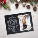 Chalkboard Letting Holiday Foto Card Magnetkarte<br><div class="desc">Erschwingliche Magnetkarten für Ferien mit einfachen Vorlagen für die Anpassung. Dieses lustige Design zeichnet sich durch niedliche handgeschriebene Schreibweise auf einem Imitat-Chalkboard-Hintergrund mit goldgestreiftem Waschband um Ihr Foto aus. Der Text lautet "Hoffe, dass die Ferien dir viele Gründe zum Lächeln bringen". Personalisieren Sie es mit Ihren Fotos, Familiennamen, dem Jahr...</div>