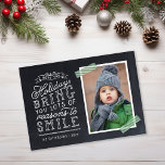 Chalkboard Letting Holiday Foto Card Magnetkarte<br><div class="desc">Erschwingliche Magnetkarten für Ferien mit einfachen Vorlagen für die Anpassung. Dieses lustige Design zeichnet sich durch niedliche handgeschriebene Schriftart auf einem Imitat-Chalkboard-Hintergrund mit grün gestreiften Waschbändern um Ihr Foto aus. Der Text lautet "Hoffe, dass die Ferien dir viele Gründe zum Lächeln bringen". Personalisieren Sie es mit Ihren Fotos, Familiennamen, dem...</div>