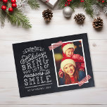 Chalkboard Letting Holiday Foto Card Magnetkarte<br><div class="desc">Erschwingliche Magnetkarten für Ferien mit einfachen Vorlagen für die Anpassung. Dieses lustige Design zeichnet sich durch niedliche handgeschriebene Schreibweise auf einem Imitat-Chalkboard-Hintergrund mit rot gestreiften Waschbändern um Ihr Foto aus. Der Text lautet "Hoffe, dass die Ferien dir viele Gründe zum Lächeln bringen". Personalisieren Sie es mit Ihren Fotos, Familiennamen, dem...</div>