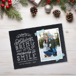 Chalkboard Letting Holiday Foto Card Magnetkarte<br><div class="desc">Erschwingliche Magnetkarten für Ferien mit einfachen Vorlagen für die Anpassung. Dieses lustige Design zeichnet sich durch niedliche handgeschriebene Stil-Typografie auf einem Imitat-Chalkboard-Hintergrund mit aqua gestreiftem Waschbänder um Ihr Foto. Der Text lautet "Hoffe, dass die Ferien dir viele Gründe zum Lächeln bringen". Personalisieren Sie es mit Ihren Fotos, Familiennamen, dem Jahr...</div>