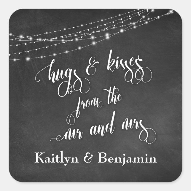 Chalkboard Lights Hugs & Kisses von Mr. und Mrs. Quadratischer Aufkleber (Vorderseite)