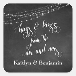 Chalkboard Lights Hugs & Kisses von Mr. und Mrs. Quadratischer Aufkleber