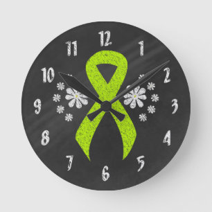 Chalkboard Lime Green Awareness Ribbon Runde Wanduhr