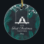 Chalkboard Lovebirts - Unser erstes Weihnachtsfest Keramik Ornament<br><div class="desc">Chalkboard Lovebirds Unsere erste Weihnachtsfeier zusammen Keramik Ornament . Personalisieren Sie Ihre persönlichen Daten sowohl auf der Vorder- als auch auf der Rückseite.</div>