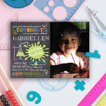 Chalkboard Mad Science Party Geburtstag Einladung<br><div class="desc">Foto Chalkboard Mad Science Party Geburtstag - Legen Sie Ihren Labrador Mantel an und machen Sie sich bereit für explosive Stunden! Ein verrücktes Party, um den großen Tag Ihres kleinen zu feiern. Diese phantastische Einladung ist perfekt für Jungs und Mädchen. Keine Tests oder Experimente notwendig, diese verrückte Party Einladung der...</div>