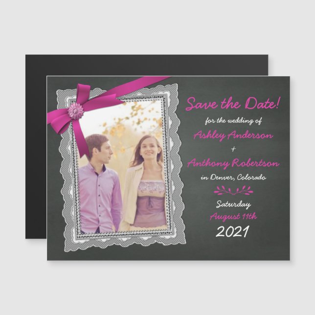 Chalkboard Magenta Bow Foto Hochzeit Speichern Sie Magneteinladung (Vorne/Hinten)