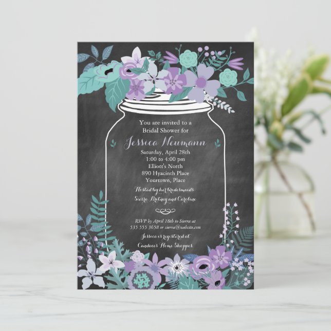 Chalkboard Mason Jar Lila florales Brautparty Einladung (Stehend Vorderseite)