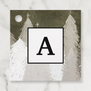 Chalkboard mit weißem und grauem Schnee bedeckten Geschenkanhänger