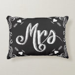 Chalkboard Mrs.2. Wedding Jubiläum Dekokissen<br><div class="desc">Schwarz und Weiß Bistro Stil ästhetische Chalkboard Textur Frau Sweetheart Hochzeit Kissen oder Bride's Chair am Empfang oder 1. Weihnachtsgeschenk, Der 2. Hochzeitstag ist der Cotton-Jubiläum. Baumwolle symbolisiert das natürliche Wachstum aller Anpassungsfähigkeit, Vielseitigkeit und Reinheit (wenn sie wie Pflanze gepflegt werden) in diesen romantischen 2 Jahren zwischen den Neugeborenen, während...</div>