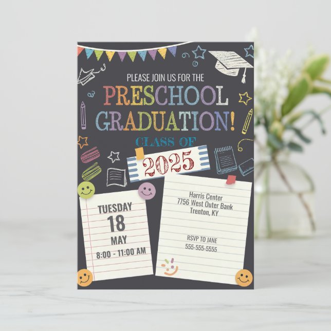 Chalkboard Note Preschool Graduation Cap anpassen Einladung (Stehend Vorderseite)