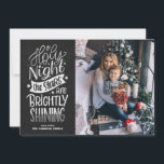 Chalkboard O Holy Night Texte Weihnachts-Foto Feiertagskarte<br><div class="desc">O Heilige Nacht sind die Sterne hell leuchten. Senden Sie Feriengruß und Wünsche an Familie und Freunde mit dieser rustikalen Weihnachtsflachkarte. Es verfügt über ein rustikales Kreideskript mit einem Imitat-Chalkboard-Hintergrund. Dieses Weihnachtslied Fotokarte ist perfekt für diese Feriensaison.</div>