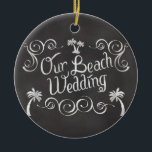 Chalkboard Our Beach Wedding Keramik Ornament<br><div class="desc">Trendy und beliebter Chalkboard Hintergrund in Holzkohle grau mit weißem handgeschriebenem Look Text. Erinnern Sie sich an ein altes Einkaufszentrum oder an Vintage Anziehungskraft. Bringen Sie Vintagen Stil mit einem staubigen Schieferkarton zurück. Das Ufer ist ein perfekter Ort, um die großen Hochzeitstage-Nuptials mit diesem Thema zu feiern, diesen wahren Sake...</div>