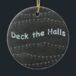 Chalkboard Personalisiert Deck the Halls Keramik Ornament<br><div class="desc">Passen Sie diesen Baumschmuck mit beliebigen Namen oder Texten auf der Rückseite an.</div>