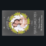 Chalkboard Pine Wreath Holiday Foto Rechteckiger Aufkleber<br><div class="desc">Schöne personalisierte Vintage Chalkboard Weihnachtsfeiertag Foto Aufkleber Vorlage mit Ihrem Lieblingsfoto Familie. Fröhliche, lustige, schicke, festliche, individuell gestaltete Fotokarten mit Vintagem Kreideboden, coolem, trendigem, weißem Kreidepfeil und hübschem, grünem Kiefer, Kegeln und Beeren-Rahmen für Ihr Foto. Moderne, niedliche, klassische, elegante, modische, zeitgenössische Xmas Foto Design Vorlagen mit Text für Sie zu...</div>