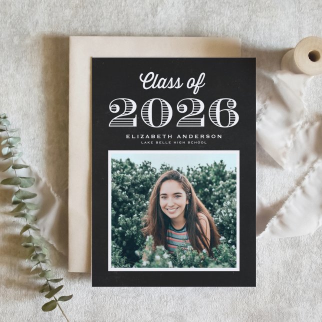 Chalkboard Retro Class of 2024 Foto Abschluss Einladung (Customizable faux chalkboard photo graduation invitation featuring vintage calligraphy. )