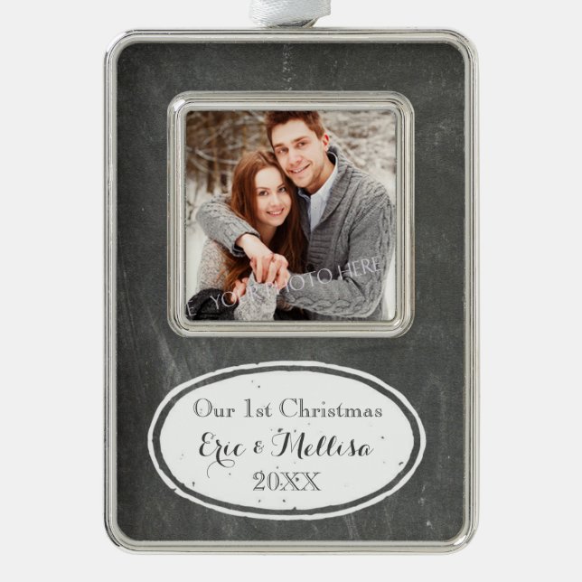 Chalkboard Rustic First Christmas Couple Ornament Rahmen-Ornament Silber (Vorderseite)