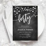 Chalkboard Schwarz-weiß 40. Geburtstag Party Einladung<br><div class="desc">40. Geburtstagsfeier Party Einladung. Elegantes Schwarz-Weiß-Design mit Chalkboard-Muster. Moderne Einladungskarte mit Feenzeichenketten und Script-Schriftart. Ideal für ein stilvolles 40-tägiges Fest. Personalisieren Sie Ihre persönlichen Daten. Kann für jedes Alter angepasst werden! Gedruckte Zazzle Einladungen oder Sofortdownload digitalen druckbaren Vorlage.</div>