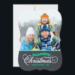 Chalkboard Script Weihnachtsfotokarte Feiertagskarte<br><div class="desc">Das elegante,  moderne Weihnachtsfotografiekarten-Design zeichnet sich durch eine elegante Kalligraphie-Schrift auf einem Imitat-Chalkboard-Textur aus. Personalisieren Sie das Design mit Ihrem eigenen Foto und Namen. Klicken Sie auf den Button "Anpassen",  um mehr Text und Fotos auf der Rückseite hinzuzufügen und Ihr eigenes einzigartiges Design zu erstellen!</div>