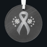 Chalkboard Silver Awareness Ribbon Ornament<br><div class="desc">Silberband mit weißen Blume in einem Kalkboard-Design. Das silberne Band wird mit dem Bewusstsein älterer Missbrauchsfälle im Mai,  der Dyslexie-Bewusstsein im Oktober,  dem Mit Behinderung Kinderbewusstsein und der Enzephalitis-Sensibilisierung in Verbindung gebracht.</div>