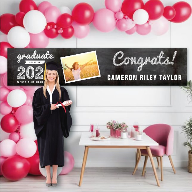 Chalkboard-Sketch-Klasse von 2025 Foto Grad Party Banner (2024 Black Chalkboard & White Sketch 1 Photo Graduation Party Banner @ www.zazzle.com/color_therapy)