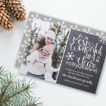 Chalkboard Snowflake Frohe Weihnachten Foto |<br><div class="desc">Eine schöne typografische Urlaubskarte mit einem familiären Foto. "Es ist die schönste Zeit des Jahres" erscheint in weißer handgeschriebener Typografie auf einem kohlegrauen Kalkboard-Hintergrund mit weißen Schneeflocken. Passen Sie die Karte mit Ihrem persönlichen Gruß, Familiennamen und individuellen Namen an. Auf der Rückseite zeigt die Karte ein Schneeflockenmuster mit hellgrauem Hintergrund....</div>